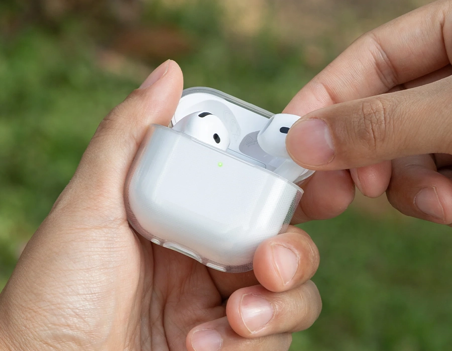 Чохол Native Union (Re)Clear Case на AirPods 4, вид збоку