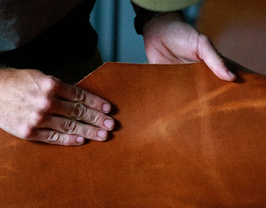 Чехол Nomad Modern Leather Case из кожи Horween крупным планом