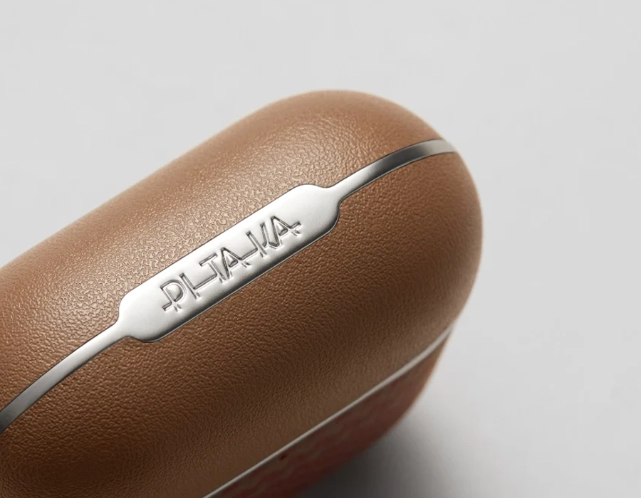 Текстура премиальной кожи на чехле Pitaka для AirPods