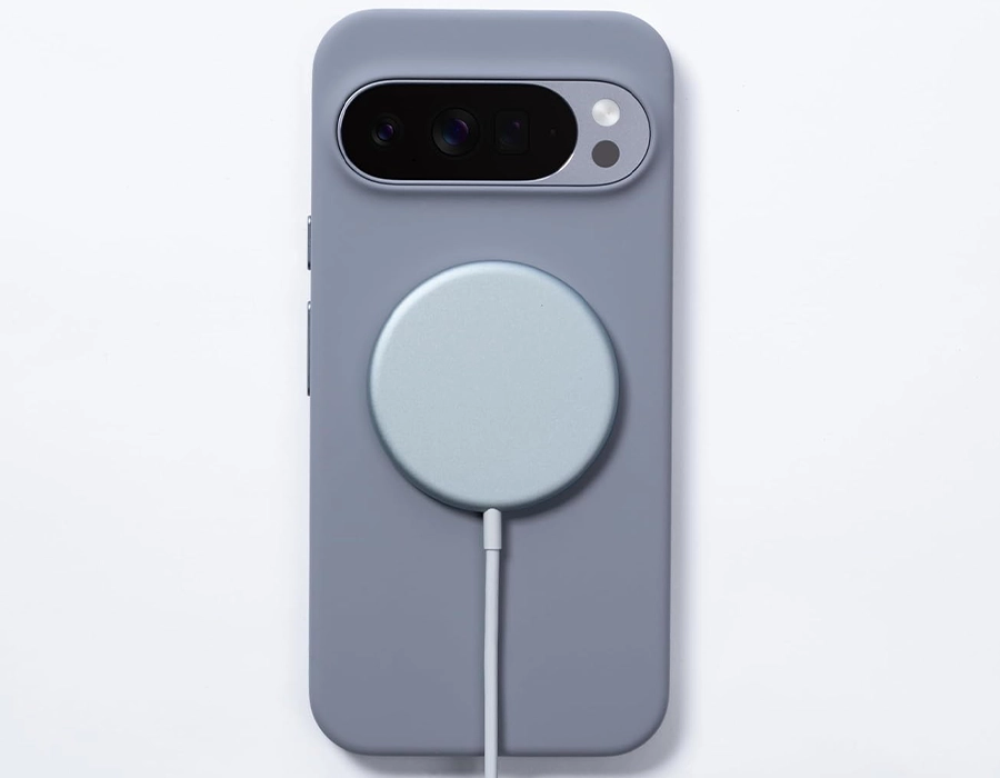 Чехол Google Pixelsnap Case во время беспроводной зарядки смартфона Pixel