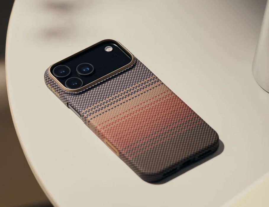 Боковой ракурс чехла Pitaka Tactile Woven Ultra-Slim на телефоне Google Pixel