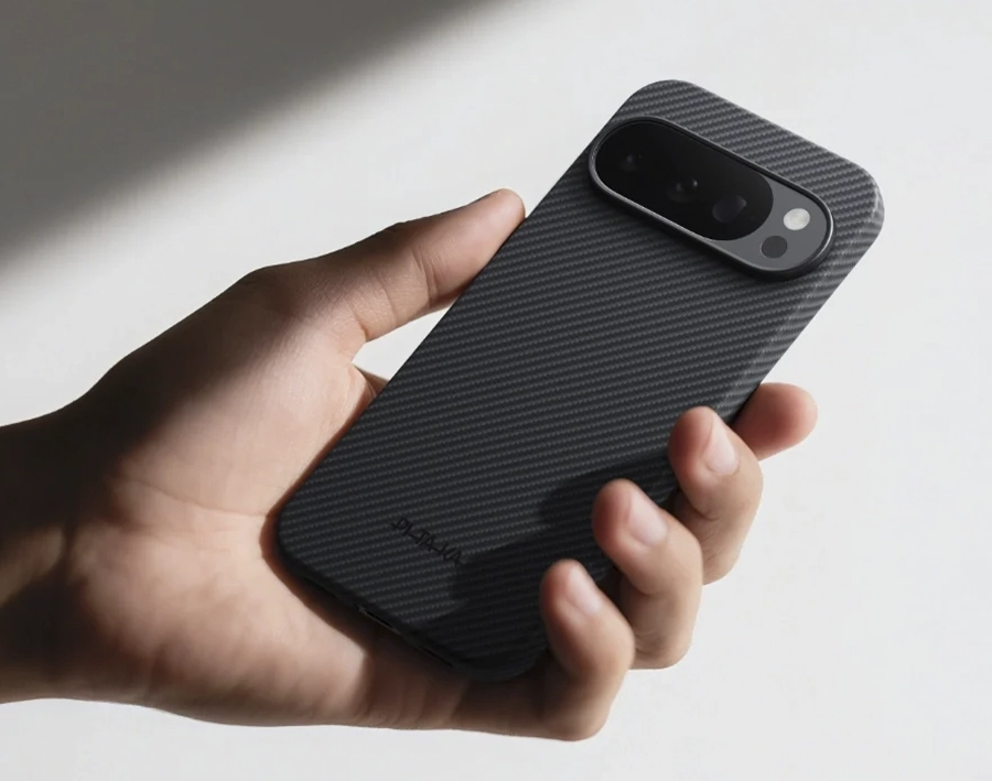 Pitaka Ultra-Slim Case на Google Pixel, вид сбоку с акцентом на тонкость чехла
