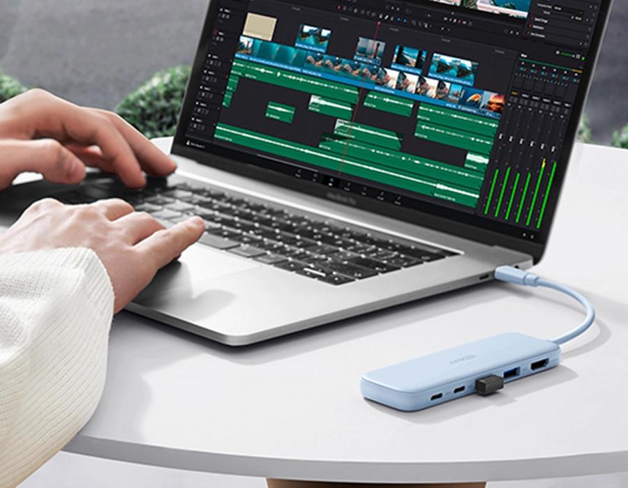 Anker 332 USB-C Hub, подключённый к ноутбуку — быстрая передача данных через USB-A и USB-C