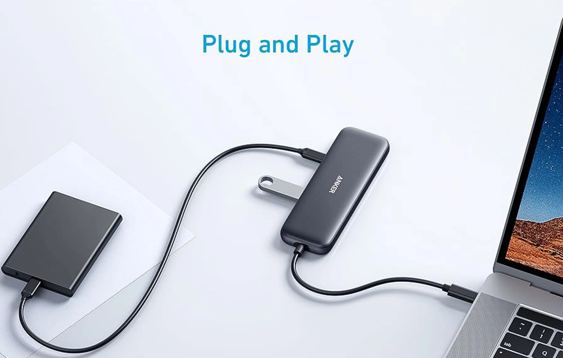 Anker 332 USB-C Hub во время зарядки ноутбука — демонстрация функции сквозной зарядки
