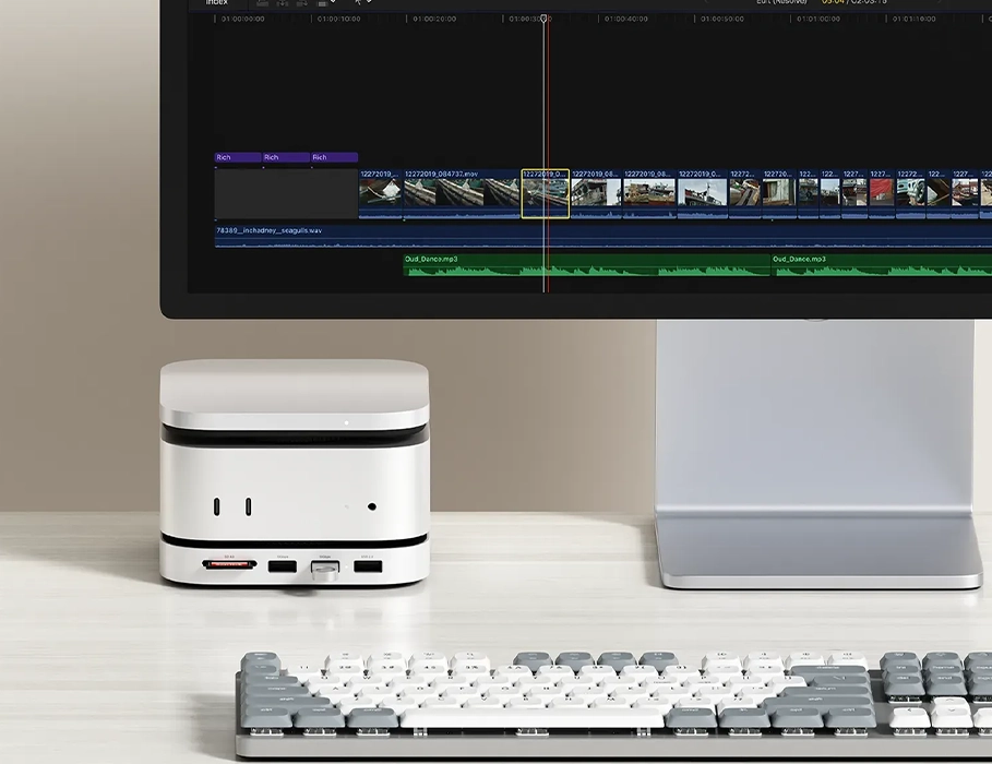 Корпус Satechi USB4 Slim NVMe SSD Enclosure підключений до комп'ютера, готовий до роботи