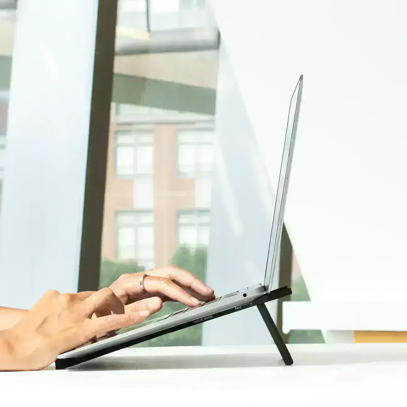 Подставка Native Union Fold Laptop Stand Black в рабочем положении с ноутбуком