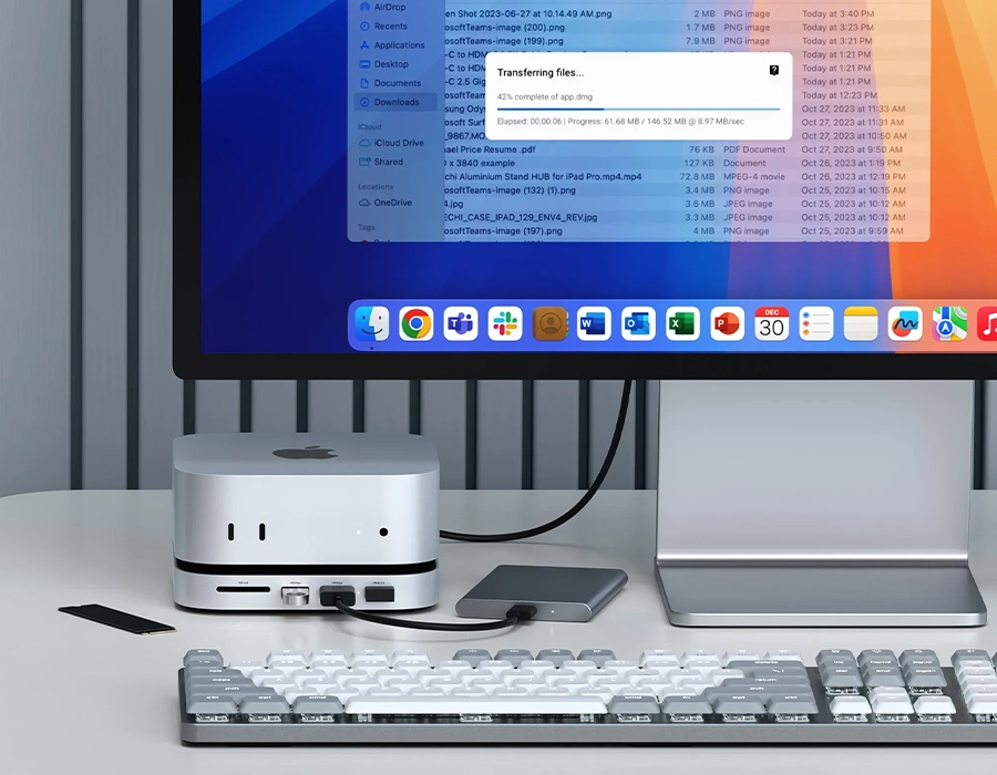 Підставка-док-станція Satechi Mac Mini M4 з підключеними пристроями спереду