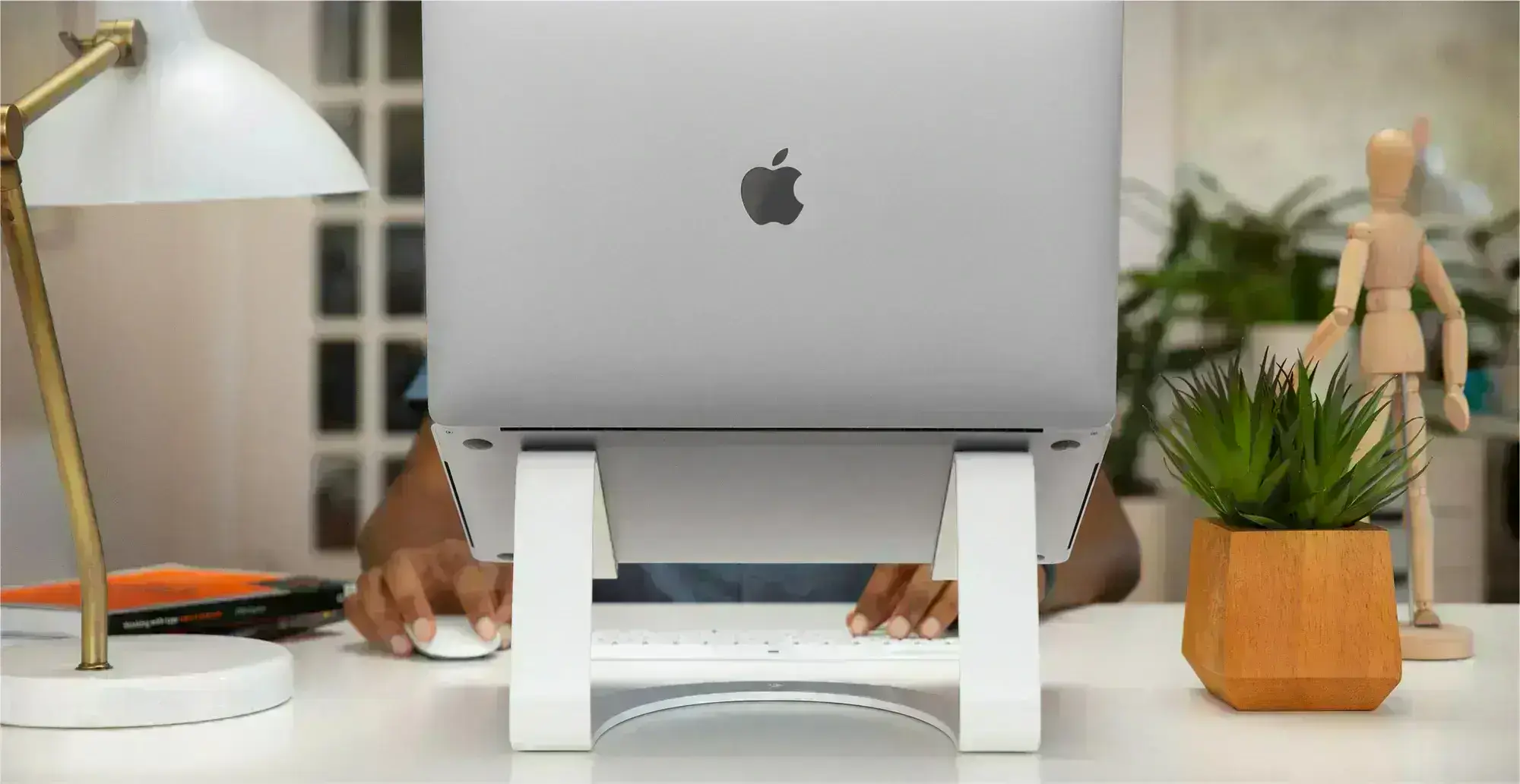 twelve-south-curve-dlia-macbook-white-5