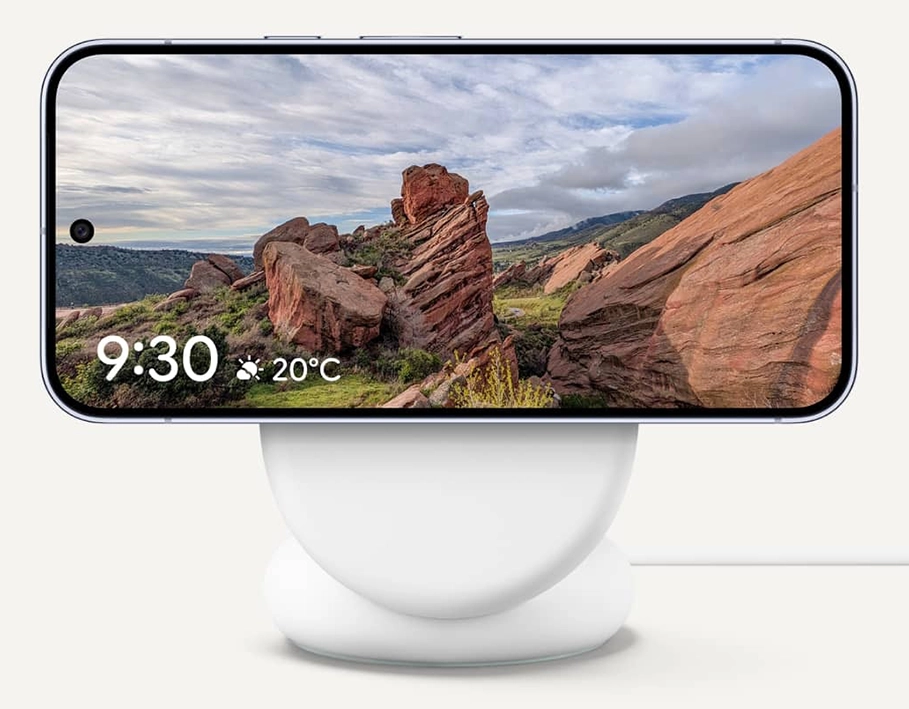 Google Pixelsnap Charger с установленным смартфоном во время зарядки