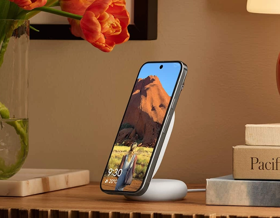 Беспроводное зарядное устройство Google Pixelsnap Charger с подставкой, вид сбоку
