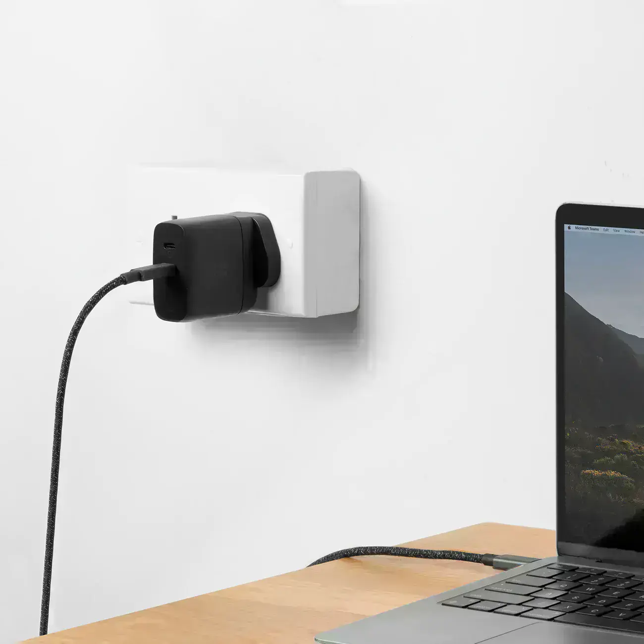 merezheviy-zaryadniy-pristriy-native-union-fast-gan-charger-pd-67w-dual-usb-c-port-black-fast-pd67-02