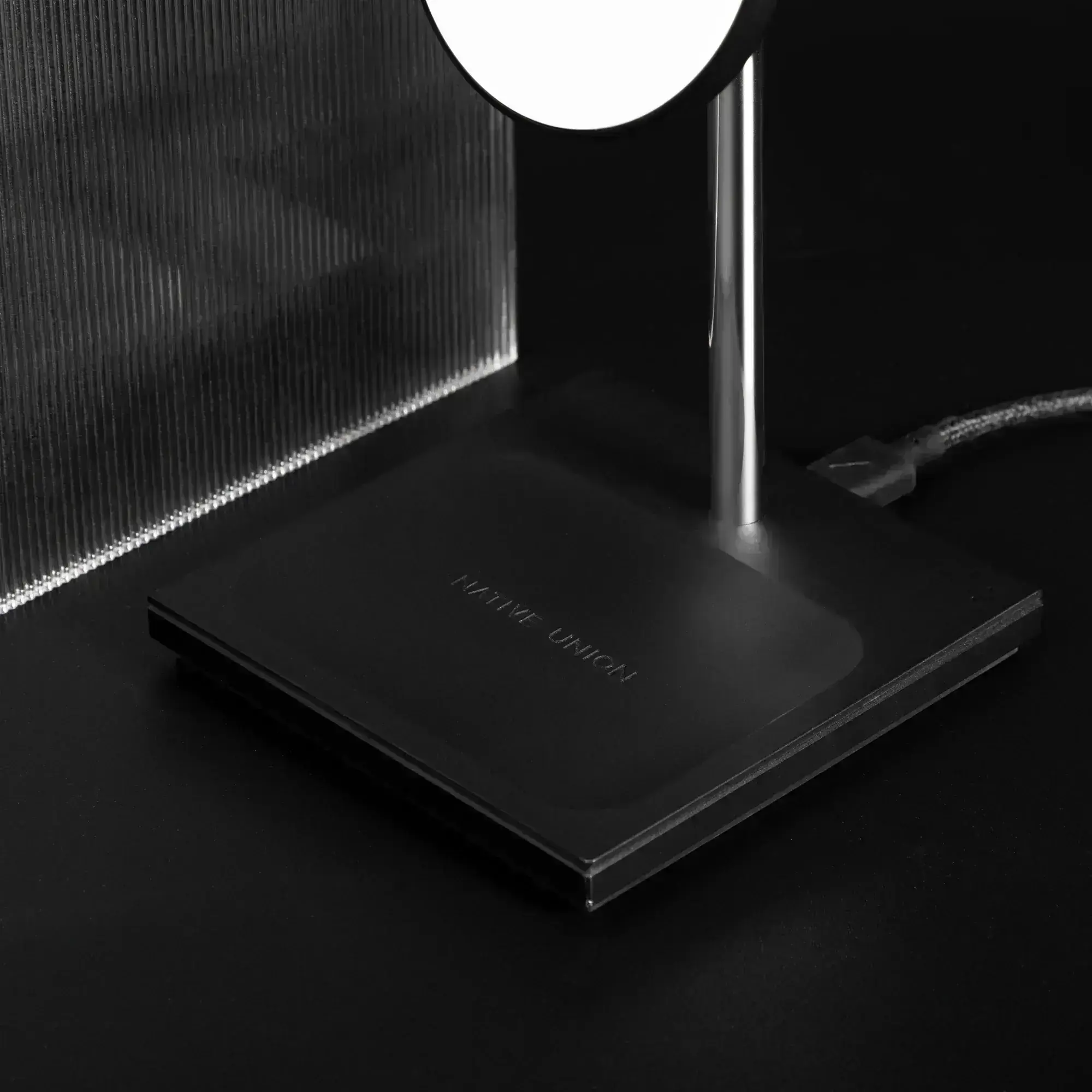 native-union-snap-2-in-1-magnetic-wireless-charger-cosmos-black-4