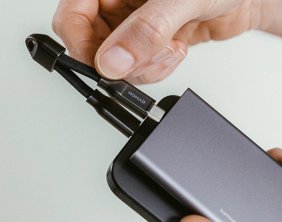 Кабель-брелок Nomad USB-C ChargeKey Cable 240W крупним планом підключений до павербанку