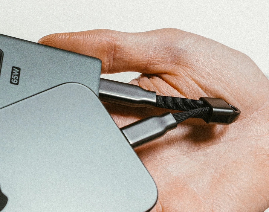 Nomad USB-C ChargeKey Cable підключений до пристроїв