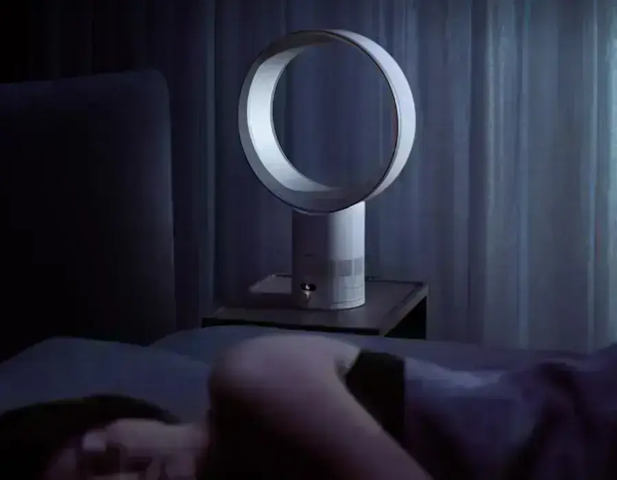Dyson Cool CF1 працює вночі поруч із ліжком