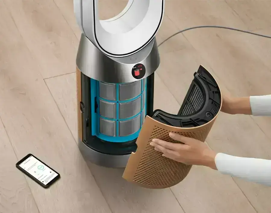 Процесс обслуживания Dyson Cool PC2 с индикацией на дисплее о необходимости замены фильтра
