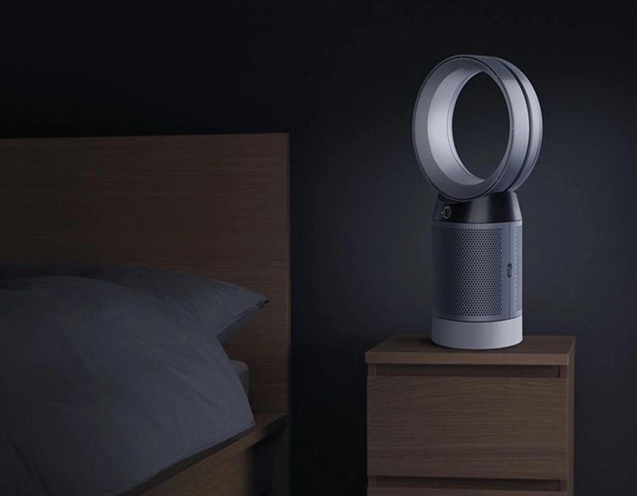 Dyson Pure Cool DP04 працює вночі біля сплячої людини