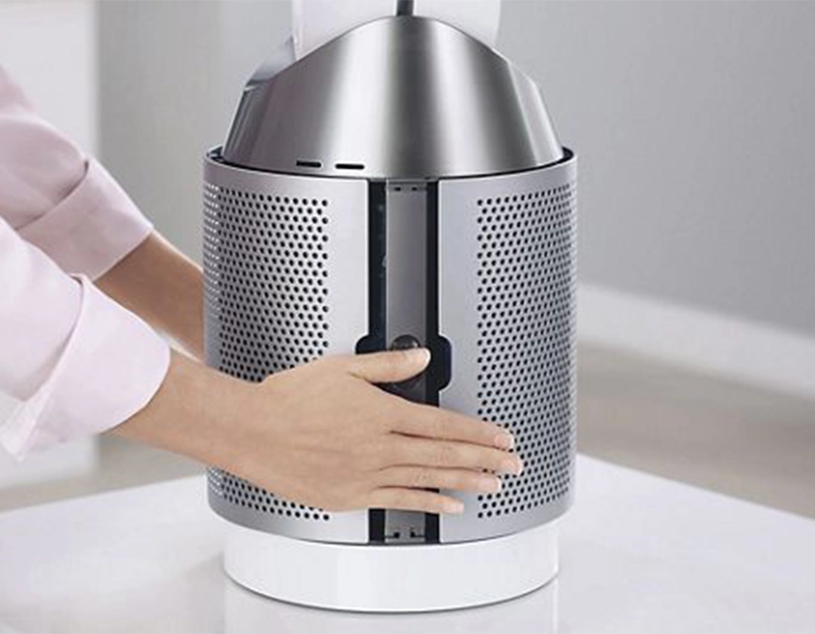 Dyson Pure Cool DP04 - користувач змінює фільтр