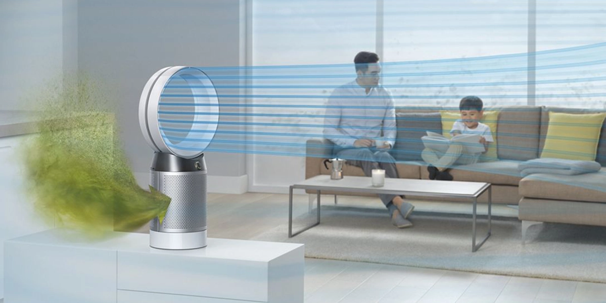 Очищувач повітря Dyson Pure Cool DP04 на столі у вітальні
