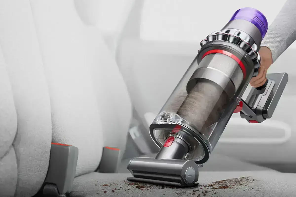 насадкою в пилососі dyson outsize vacuum чистять сидіння авто