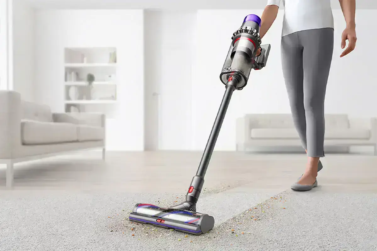 жінка пилососить килим dyson outsize plus