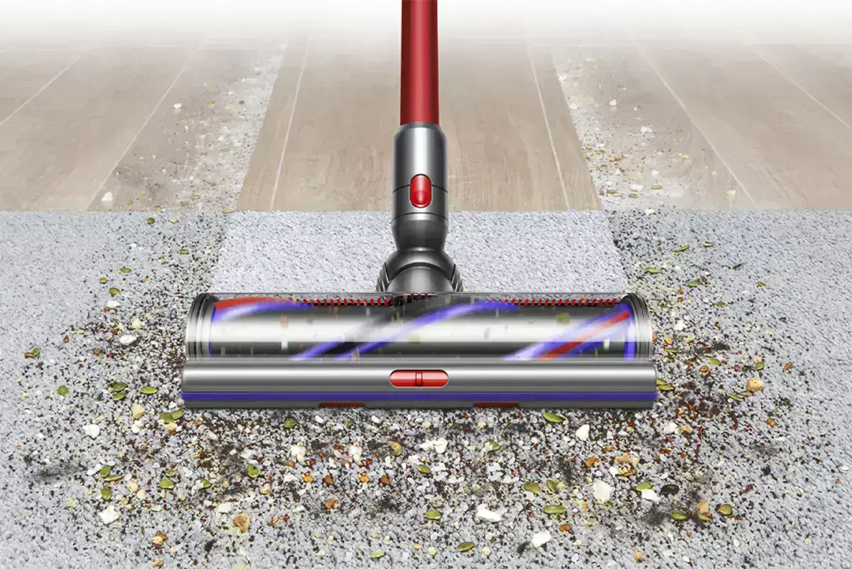 збирається сміття на килимі пилососом dyson outsize vacuum
