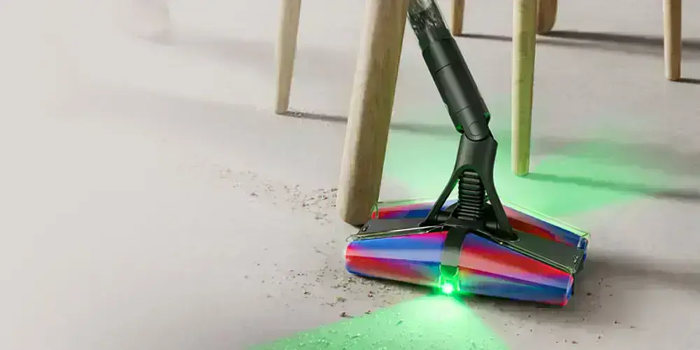 Підсвічування пилу під час прибирання пилососом Dyson
