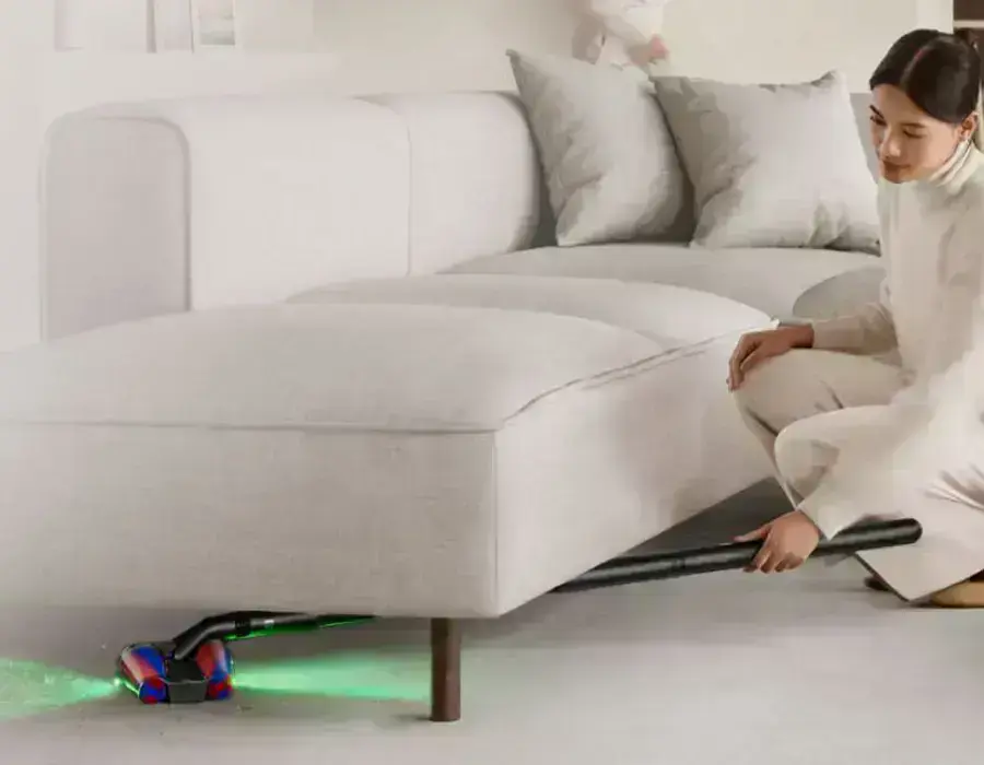 Пилосос Dyson PencilVac прибирає у важкодоступному місці