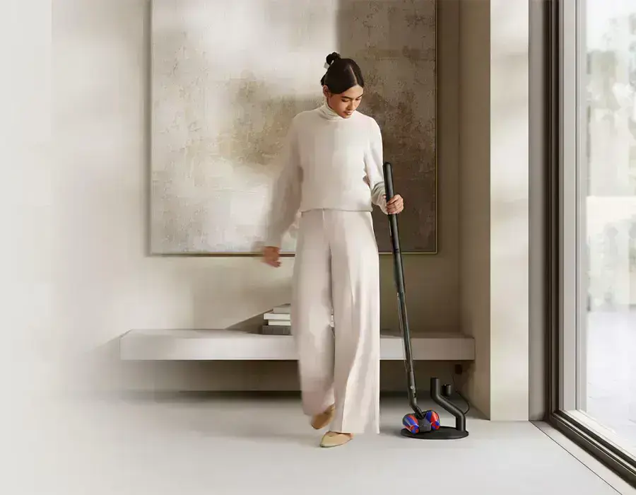Полегшений корпус Dyson PencilVac під час прибирання
