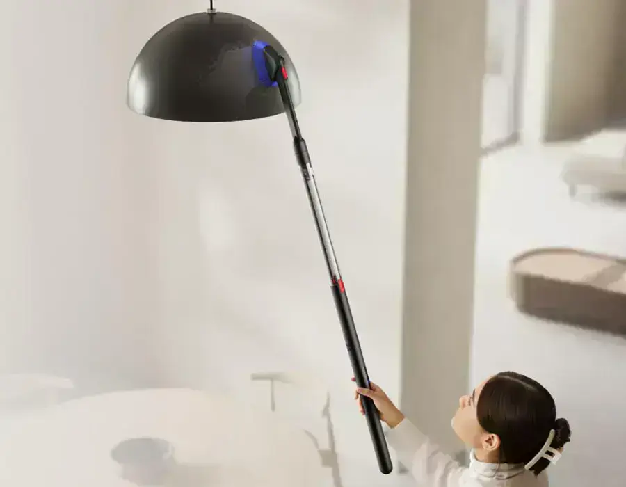 Маневрування пилососа Dyson навколо меблів