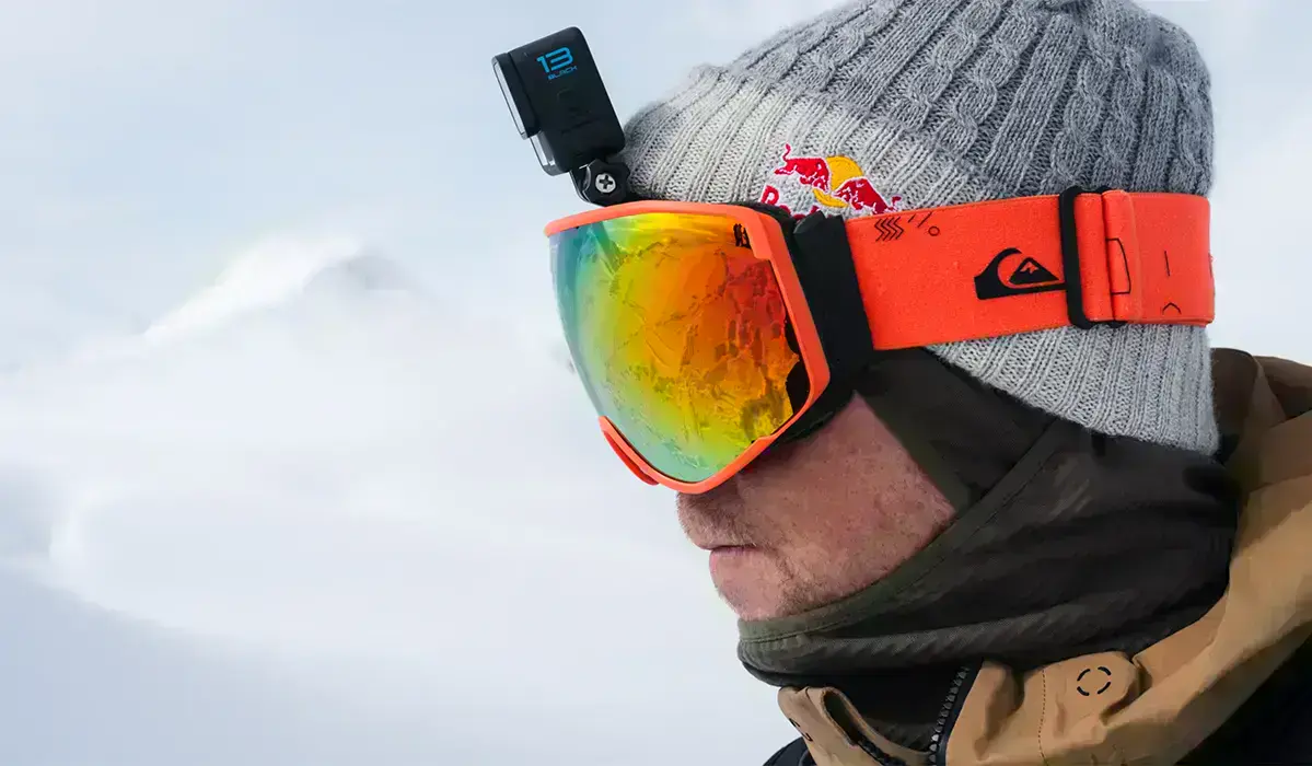 человек и экшн-камера GoPro HERO13