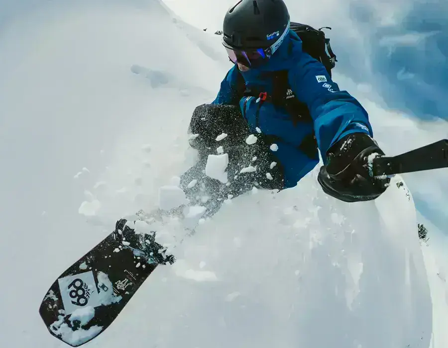 сноубордист и широкоугольная съемка с экшн-камерой GoPro HERO13