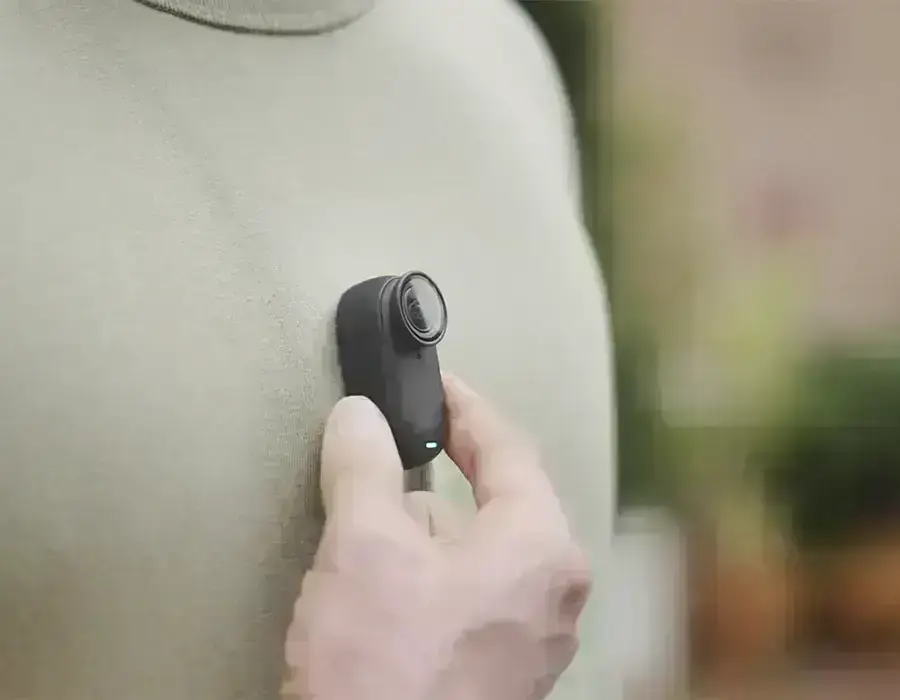 Инста360 GO 3S с магнитным креплением, установленная на объекте для съемки