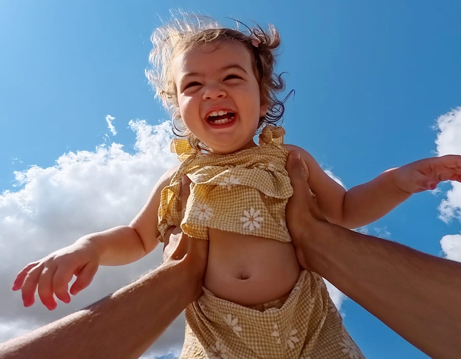 Экшн-камера Insta360 GO Ultra поддерживает съемное хранилище для быстрой замены карт памяти без стресса