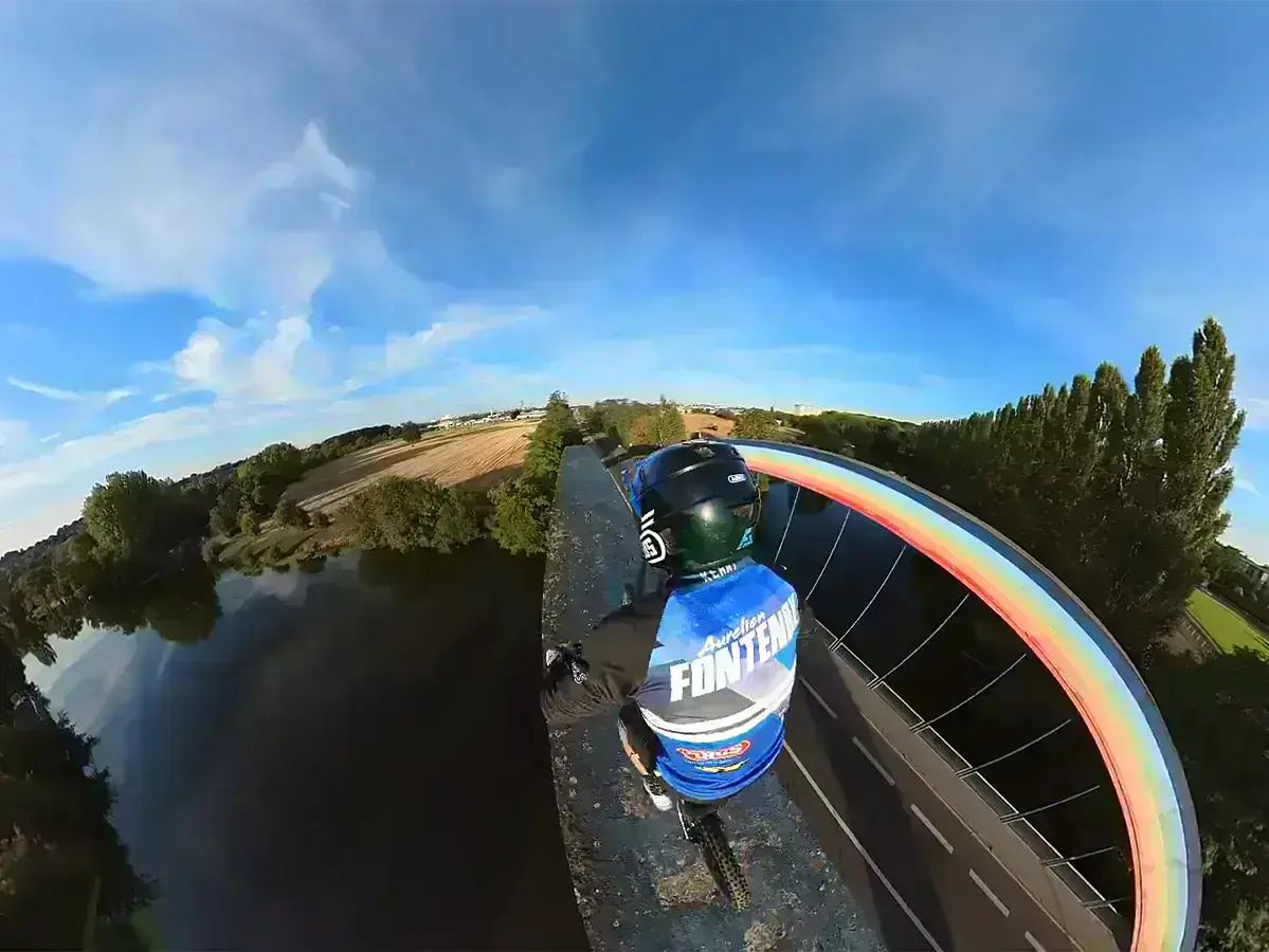чоловік їде на велосипеді і зінмає себе на екшн-камеру Insta360 X3