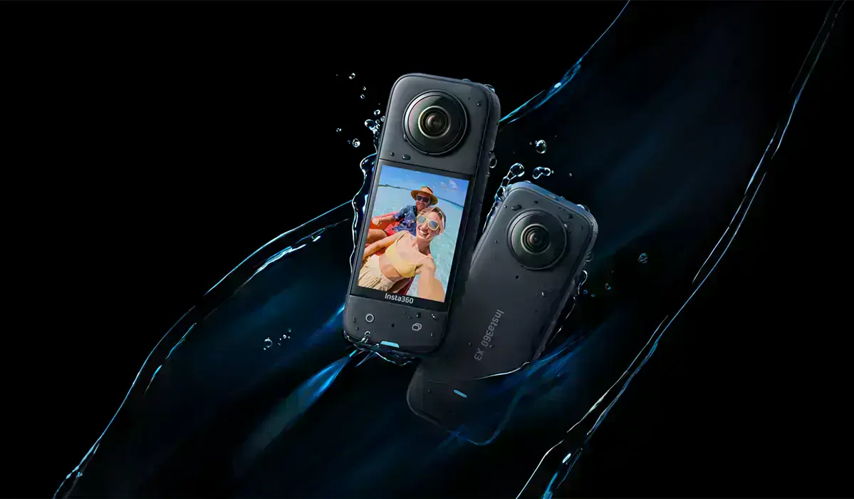 на чорному фоні екшн-камера Insta360 X3