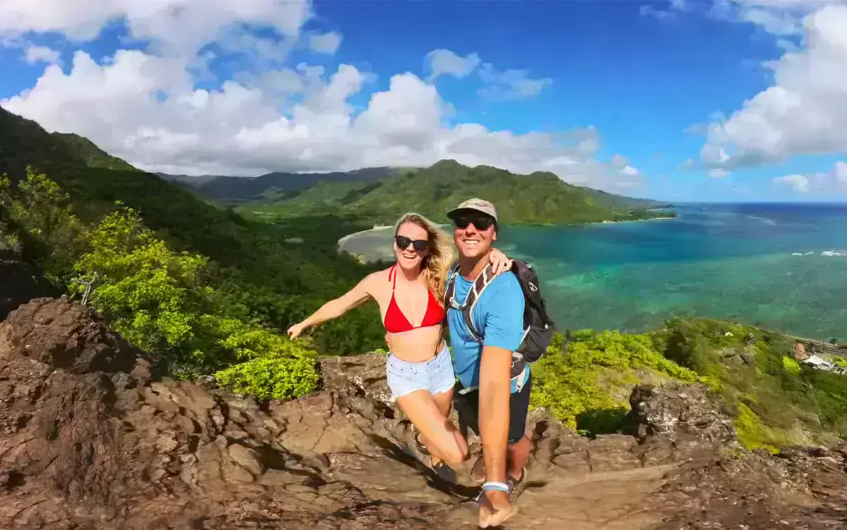 пара фотографується в горах на екшн камеру Insta360 X3 