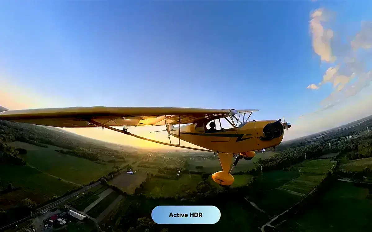 літак в небі знятий на екшн-камеру Insta360 X3 з ввімкненим активним HDR