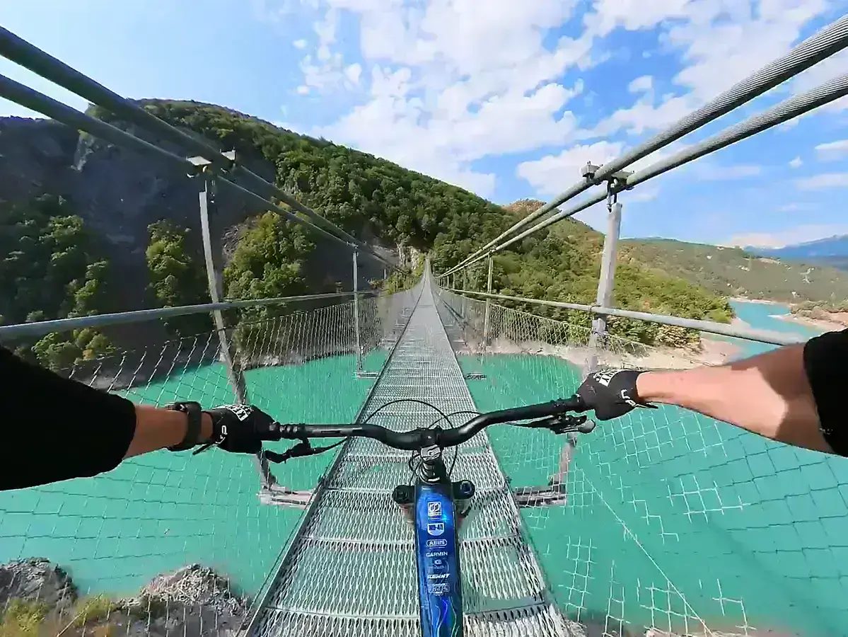 людина їде на велосипеді і знімає себе на Insta360 X3 з режимом одиничного об'єктива