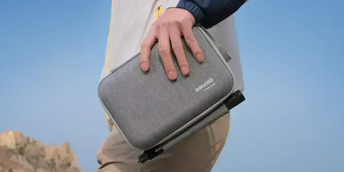 Футляр Insta360 Carry Case в закритому вигляді на столі