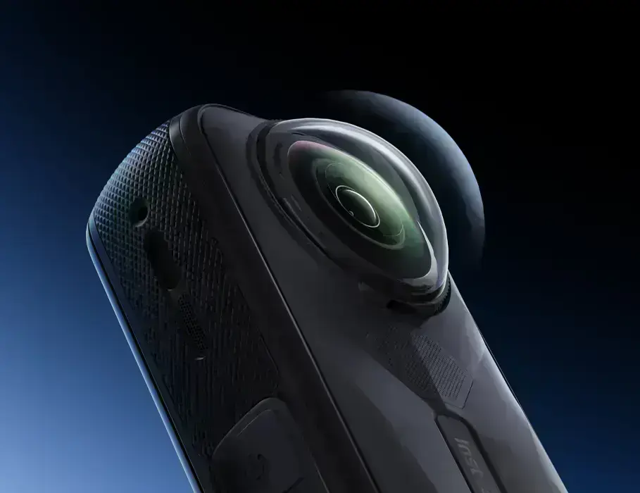 Щитки Insta360 X5 крупним планом, акцент на захисному склі