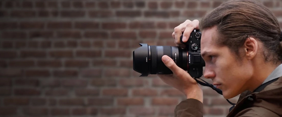 Фотоапарат Sony Alpha A7 III — оглядовий знімок камери спереду