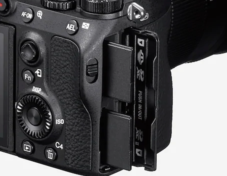 Sony Alpha A7 III — два слоти для карт пам'яті з підтримкою UHS-II