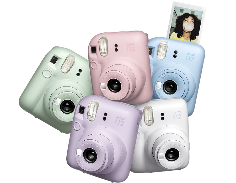 Різнокольорові моделі Fujifilm Instax Mini 12 на фоні, стилізоване викладення