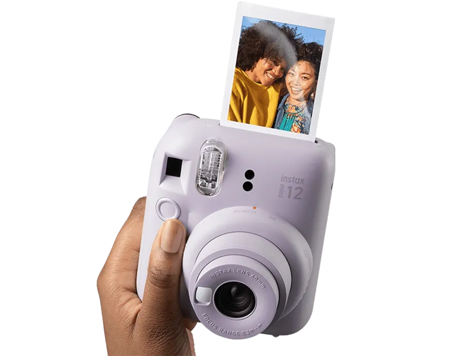 Камера Fujifilm Instax Mini 12 на білому фоні, демонстрація дизайну та лінзи