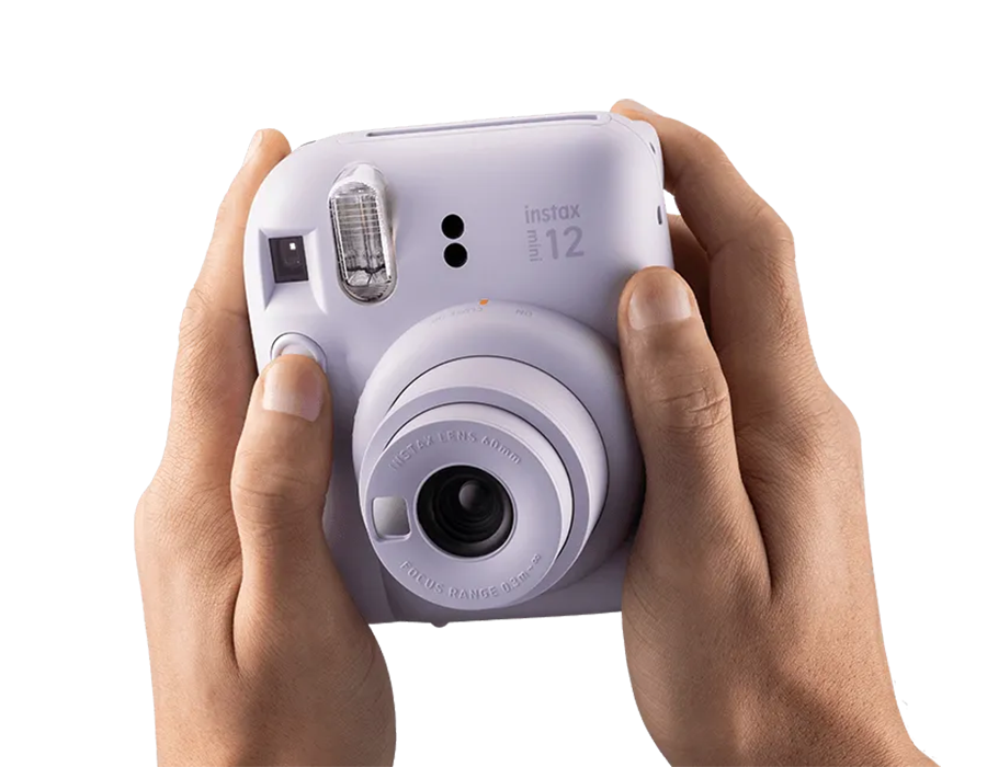 Дівчина робить селфі камерою Fujifilm Instax Mini 12 в режимі крупного плану
