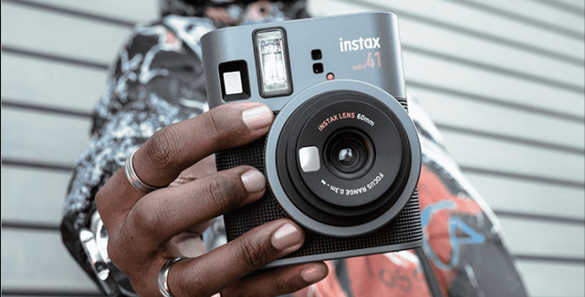 Камера Fujifilm Instax Mini 41 крупним планом з фронтального ракурсу