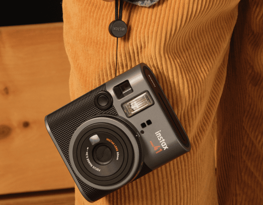 Дизайн корпусу камери Instax Mini 41 з металевими акцентами
