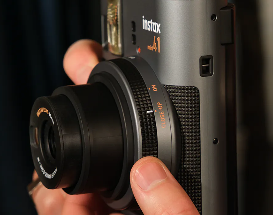 Камера Instax Mini 41 в руці під час зйомки фото