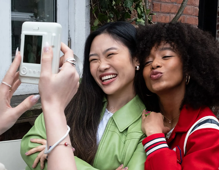 Fujifilm Instax Mini LiPlay — компактна гібридна камера з миттєвим друком